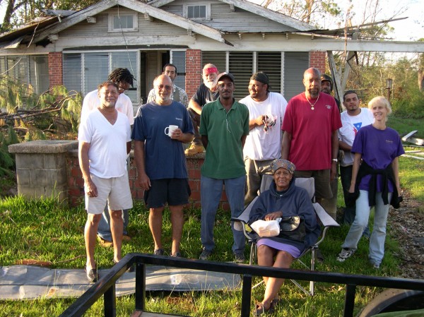 Evans family and neighbors greet relief caravan Sept. 2005